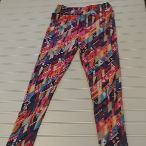 Disney LLR Its a Small World Legging-Pink Mix - Picture 6 of 9